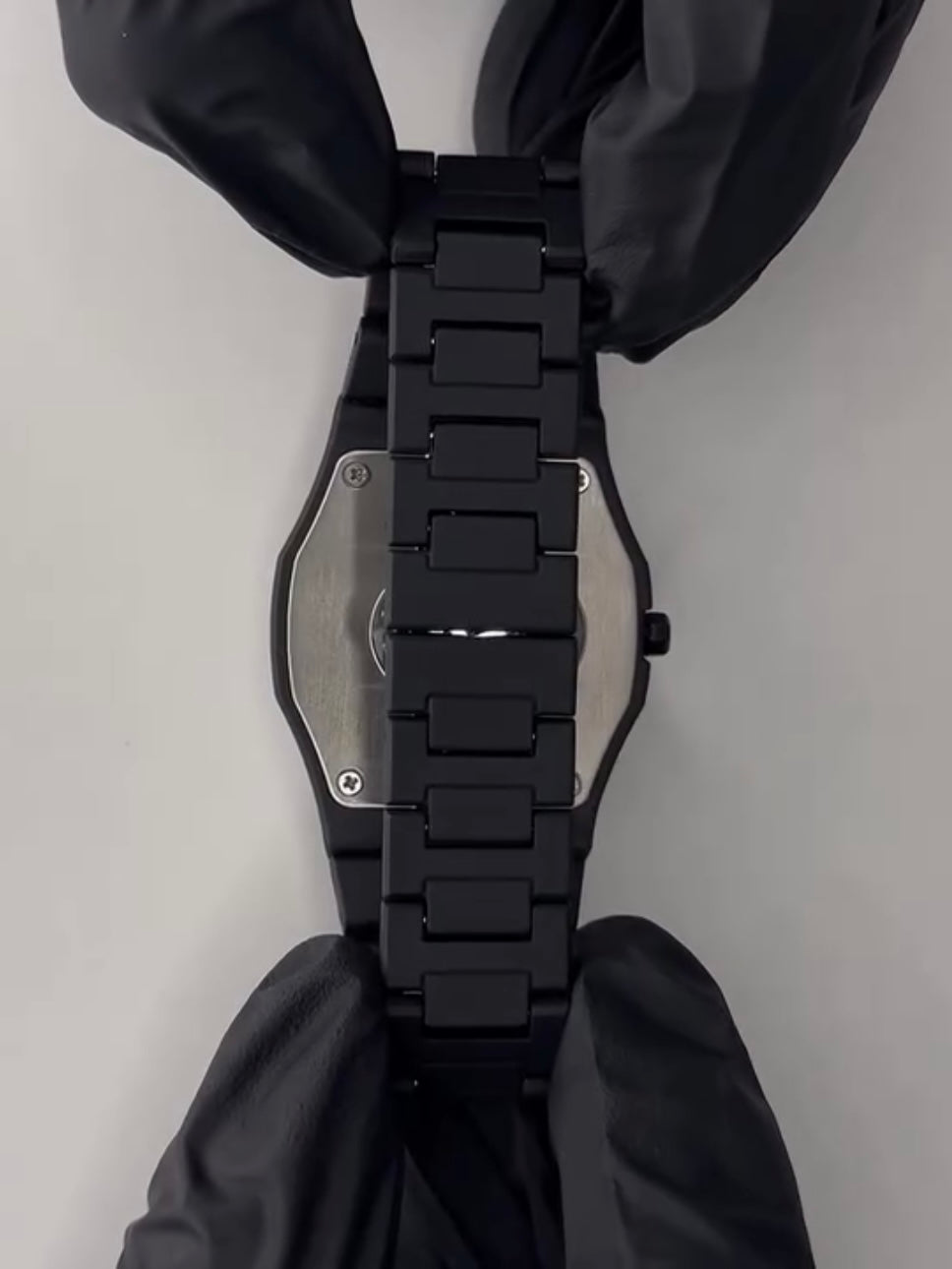 Black Minimalist Analog Wrist Aura Watch